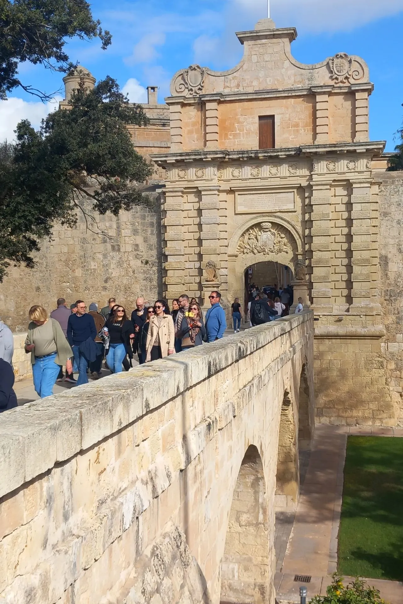 Oud gebouw in Valetta op Malta, met een rij aan mensen.