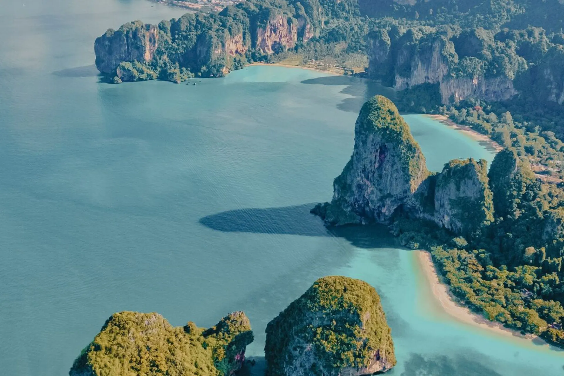 Adembenemend uitzicht op een tropische kustlijn met turquoise water, imposante kalksteenrotsen en weelderige groene jungle. Deze idyllische bestemming is perfect voor een luxe cruisevakantie en biedt een unieke combinatie van natuur, rust en avontuur. Ontdek verborgen baaien, witte zandstranden en kristalheldere zee tijdens een premium reiservaring. Ideaal voor reizigers die op zoek zijn naar exotische bestemmingen, ontspanning en onvergetelijke momenten in een paradijselijke omgeving.