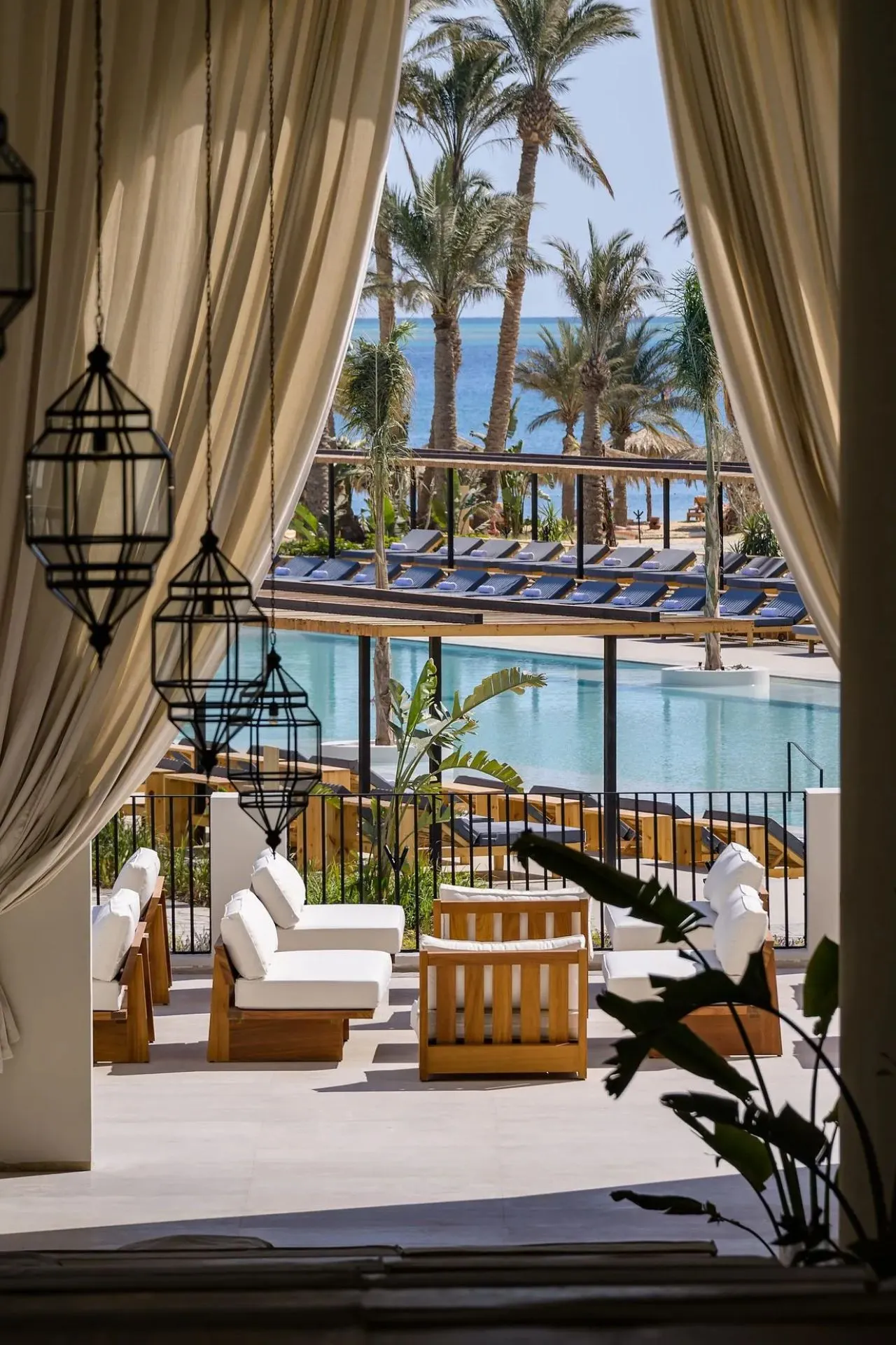 Lounge met uitzicht op zwembad en Rode Zee bij Serry Beach Resort in Egypte.

