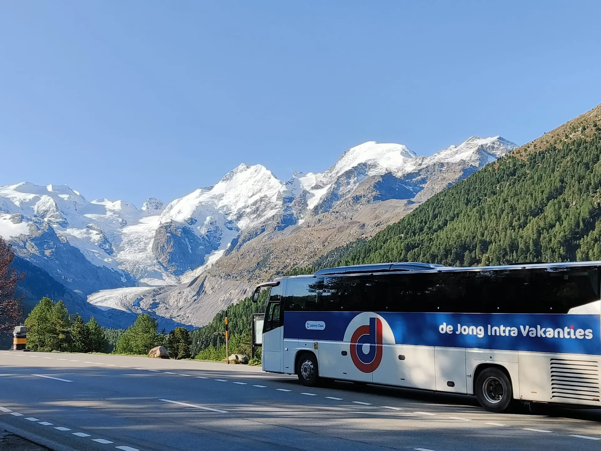 Drielandenreis Nauders met de bus door het indrukwekkende Alpenlandschap van Oostenrijk, Italië en Zwitserland tijdens de groepsreis | de Jong Intra Vakanties