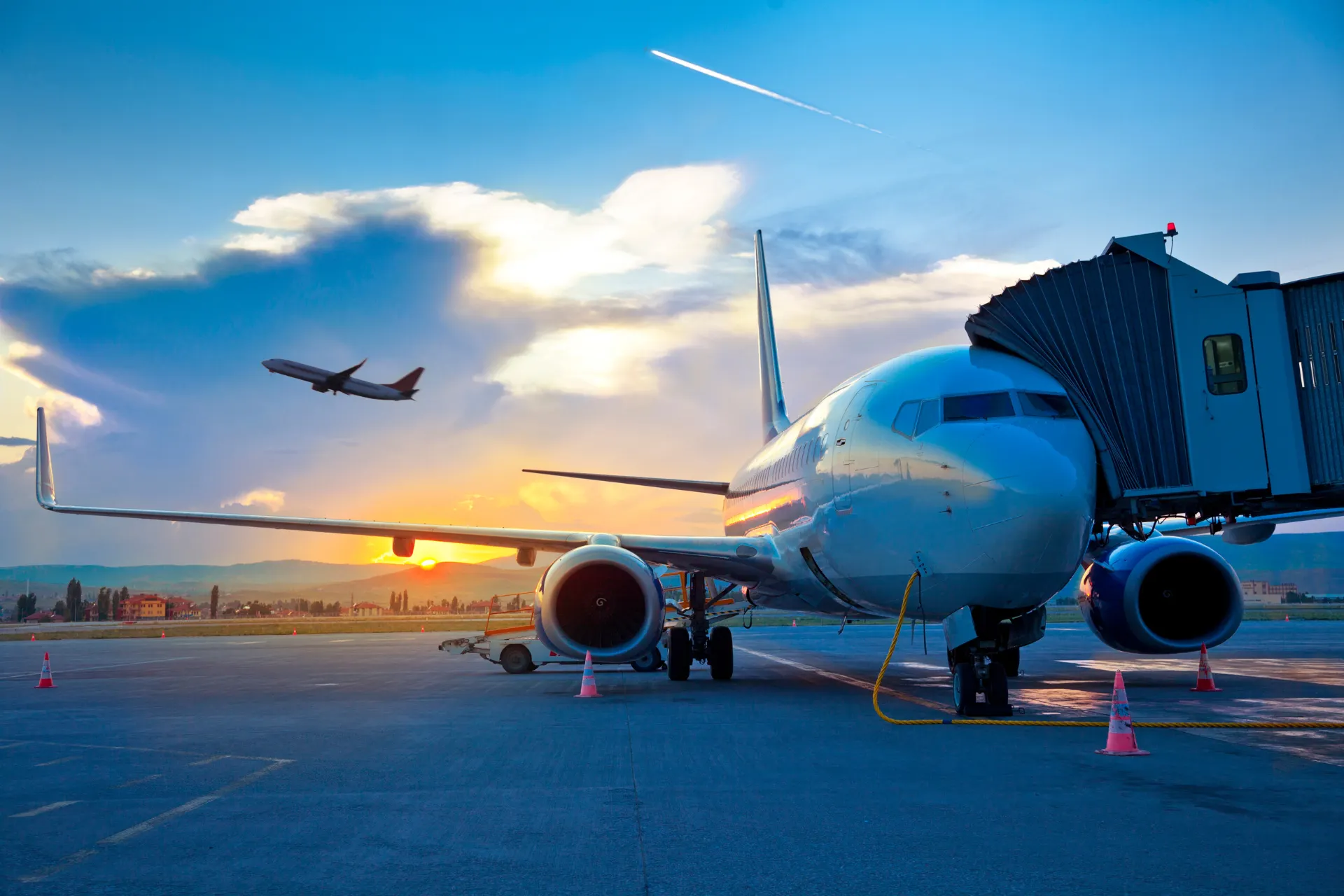 Een vliegtuig stijgt op bij zonsondergang, perfect passend bij wie kiest voor vliegen vanaf Brussel of Zaventem. Ontdek comfortabele vluchten vanaf Brussel Airport en vertrek zorgeloos vanaf luchthaven Brussel of luchthaven Zaventem.