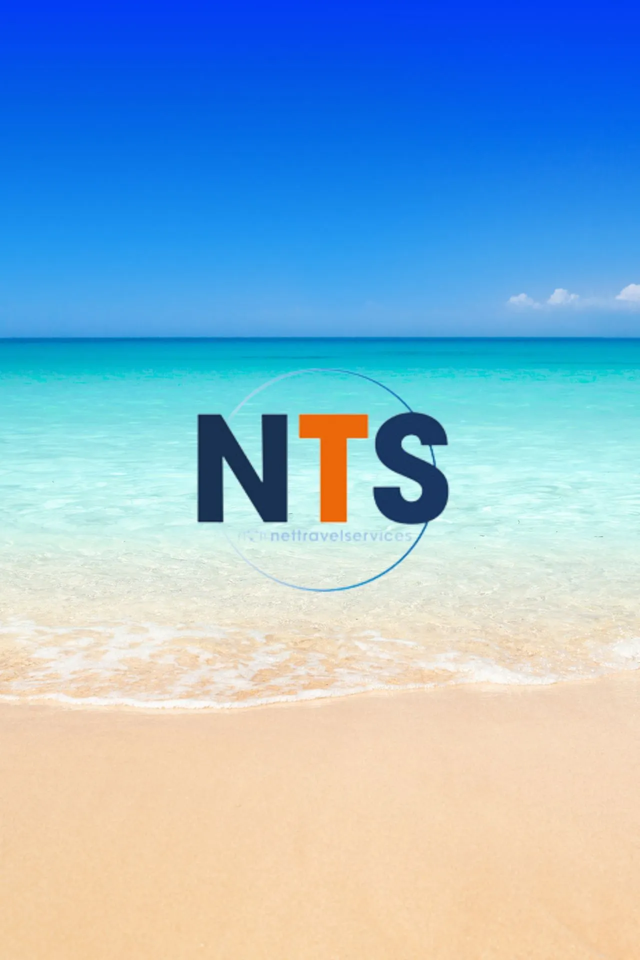 NTS logo met een strandachtergrond.