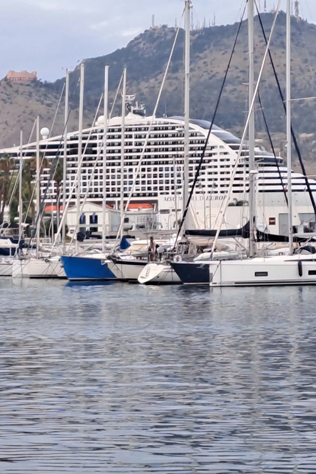 Haven van Palermo, Sicilië, met het MSC World Europa cruiseschip op de achtergrond.