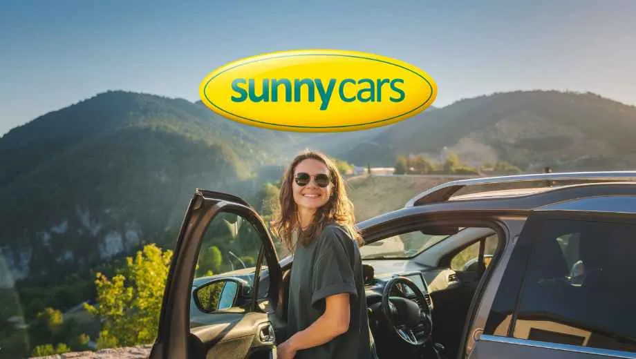 Vrouw zwaait vrolijk uit het raam van een zwarte huurauto, genietend van haar reis.
Auto huren, All-inclusive autoverhuur, Autoverhuur aanbiedingen, Beste autoverhuurder, Sunny Cars autoverhuur
Reisverzekering, annuleringsverzekering, doorlopende reisverzekering, kortlopende reisverzekering, reisverzekering afsluiten, zorgverzekering buitenland