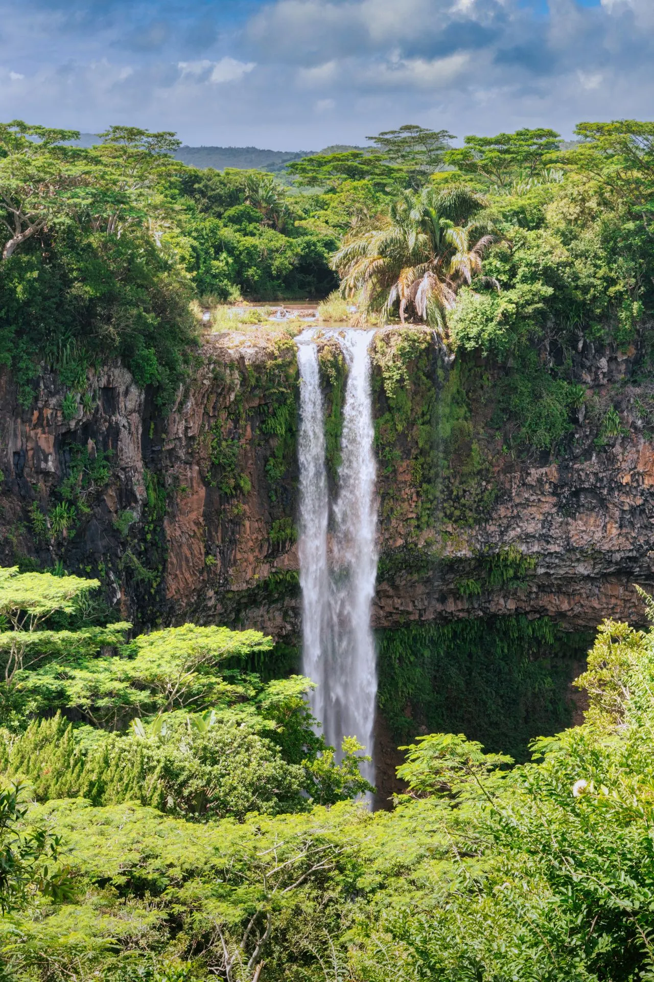 De indrukwekkende Chamarel-waterval, omringd door weelderig tropisch groen in Mauritius. Een must-see tijdens een vakantie op Mauritius voor natuurliefhebbers en avonturiers.