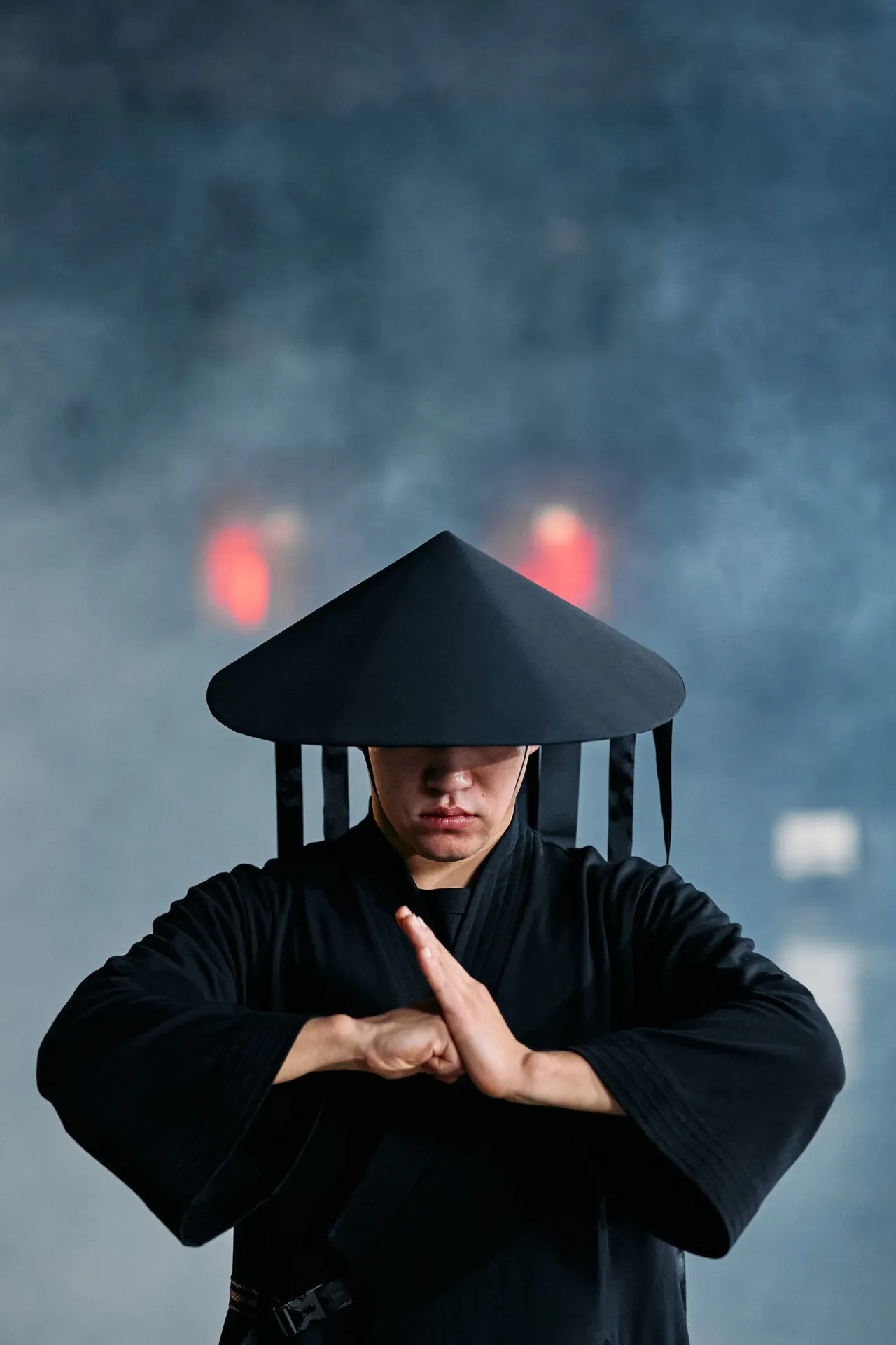 Een ninja in Japan, gekleed in zwart, met een stoere en geconcentreerde uitstraling, klaar om zich door de omgeving te bewegen in traditionele stijl.