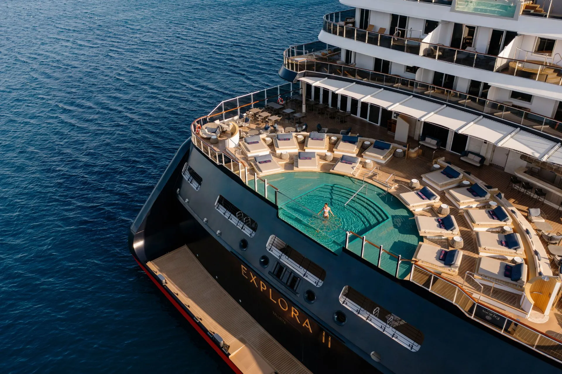 Infinity pool op achterdek van Explora II voor ultieme hotel-op-zee beleving.