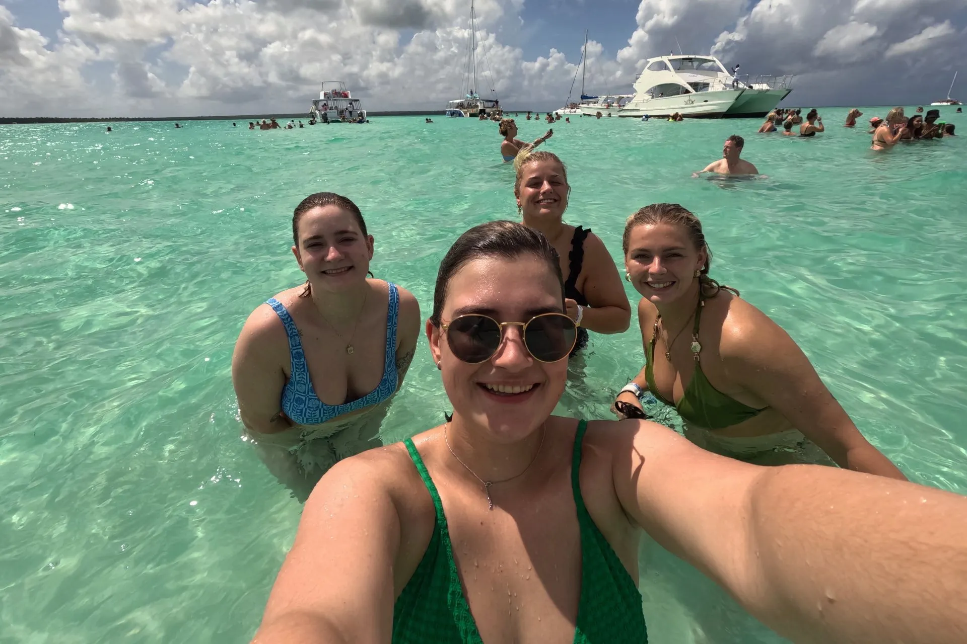 Reisagenten maken een selfie met de helderblauwe zee op de achtergrond, genieten van hun tijd op Saona Island.