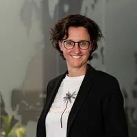 Susan Wolfs, manager van Travelcenter de Wit in Veghel. Al bijna 25 jaar maakt Susan Wolfs de meest prachtige reizen over de hele wereld. Of het nu gaat om een bestemming dichtbij huis of buiten Europa, bij Susan ben je aan het juiste adres. De favoriete bestemmingen van Susan zijn zeer uiteenlopend. Denk bijvoorbeeld aan een vakantie naar Frankrijk, Spanje, Portugal, Griekenland, Kroatië of Albanië. Susan is op studiereis geweest naar Fins Lapland, een winterse bestemming. Daarnaast heeft Susan naast de meest populaire steden ook diverse steden bezocht die minder populair zijn waaronder, Budapest, Stockholm, Warschau, Oslo, Napels, Sevilla en Montpellier. 