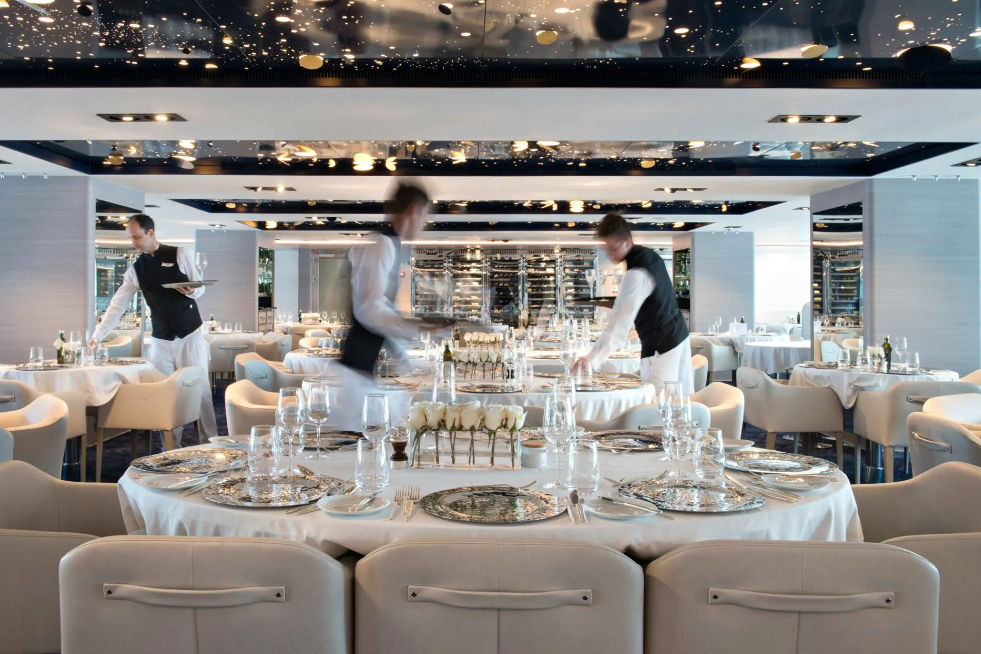 Dineren aan boord van een Ponant cruise betekent verfijnde Franse gastronomie, stijlvolle interieurs en persoonlijke service. Elke maaltijd is onderdeel van de luxe cruise‑ervaring.