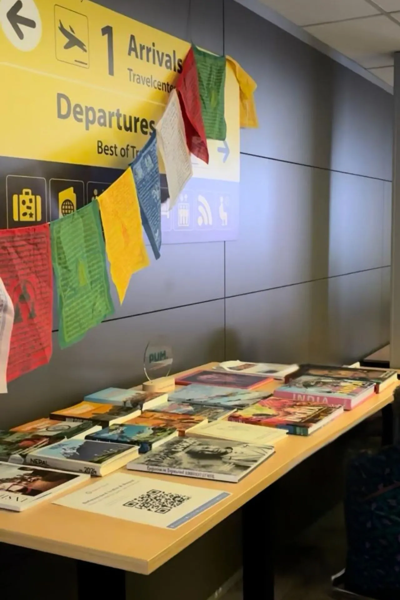 Informatietafel met boeken, brochures en reistips over India tijdens een inspiratieavond van Travelcenter de Wit.