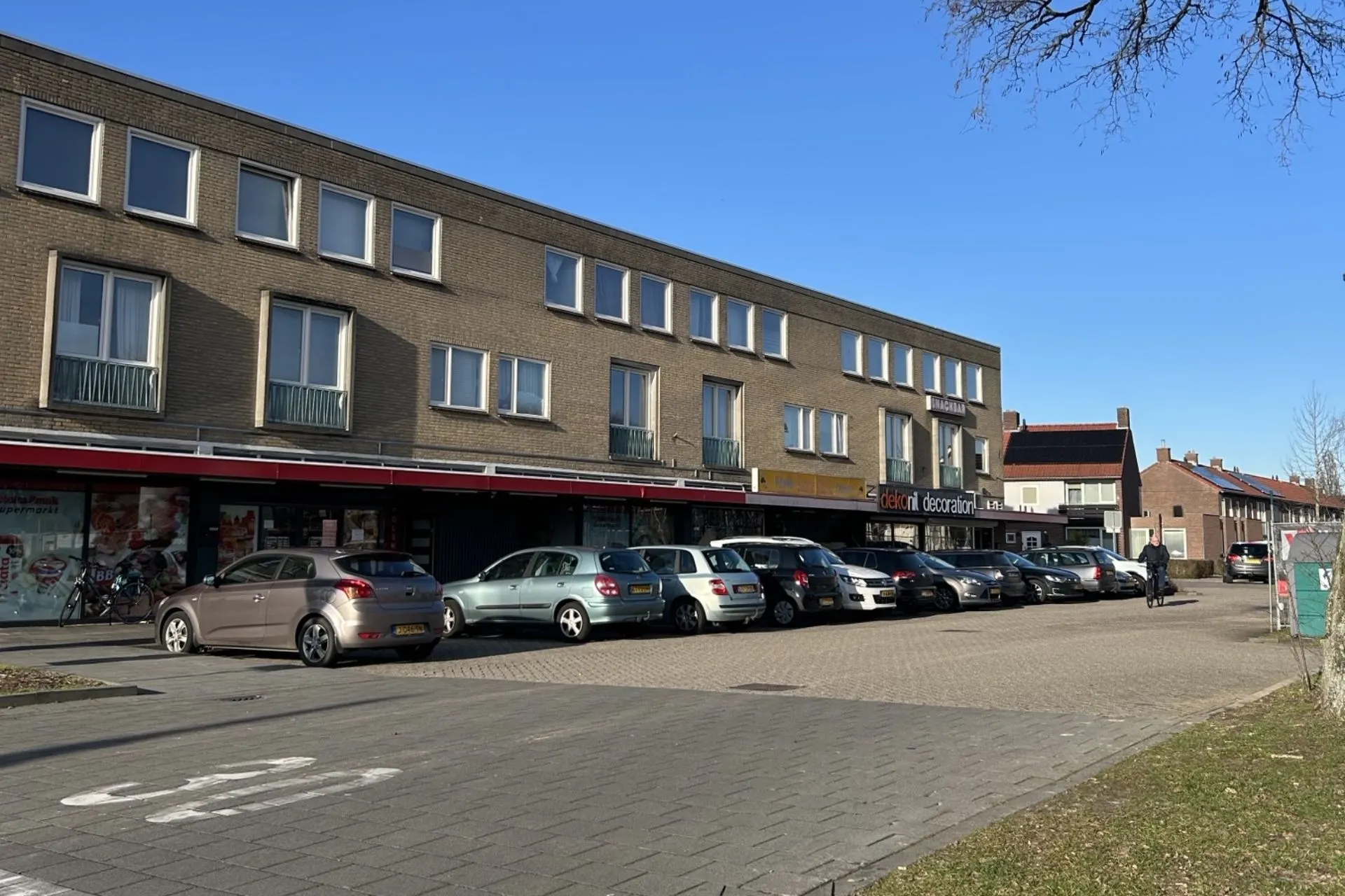 Ruime parkeerplaats aan het Floraplein in Asten, vlakbij Travelcenter de Wit. Gemakkelijk bereikbaar voor wie een reis wil boeken of langskomt voor persoonlijk vakantieadvies.