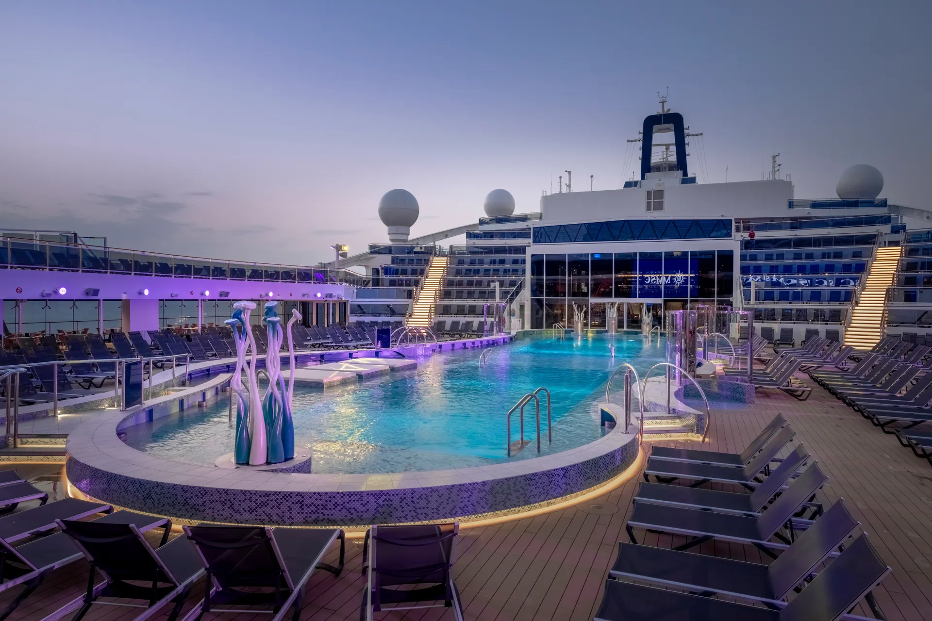 De MSC World Europa biedt meerdere zwembaden voor ultiem plezier en ontspanning. Ontdek het Zen Pool-gebied, exclusief voor volwassenen, of geniet van het Aurora Borealis-bad met een schuifdak, ideaal in elk weer. Voor gezinnen en actievelingen biedt het Coral Reef Waterpark spannende glijbanen en wateractiviteiten. Perfect voor een verfrissende duik of een dagje zonnen op zee!