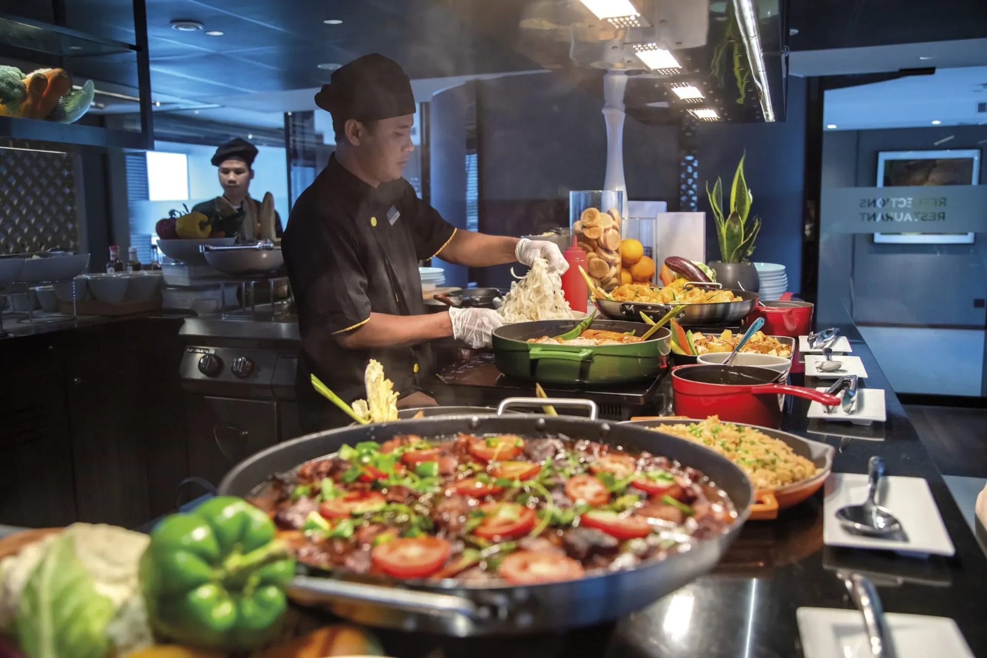 Drukke en professionele keuken aan boord van het luxe cruiseschip Emerald Destiny, waar chefs een verscheidenheid aan wereldgerechten bereiden voor elke smaak.