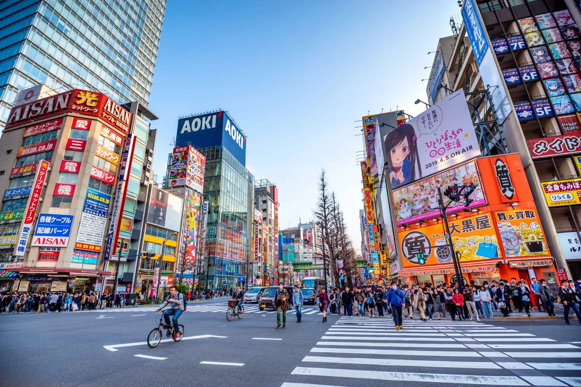 Straat met billboards in Tokyo, Japan