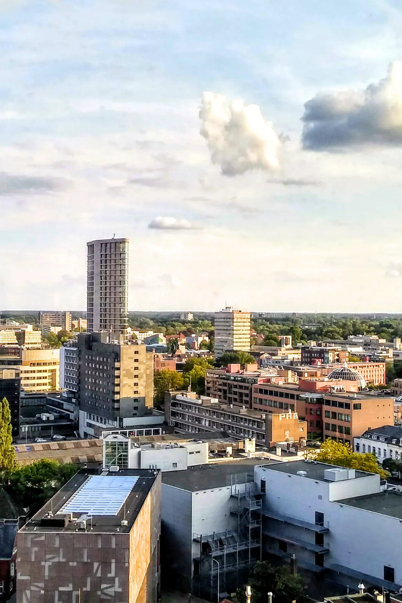 Foto van Eindhoven stad, een beetje van boven genomen met gebouwen in beeld.