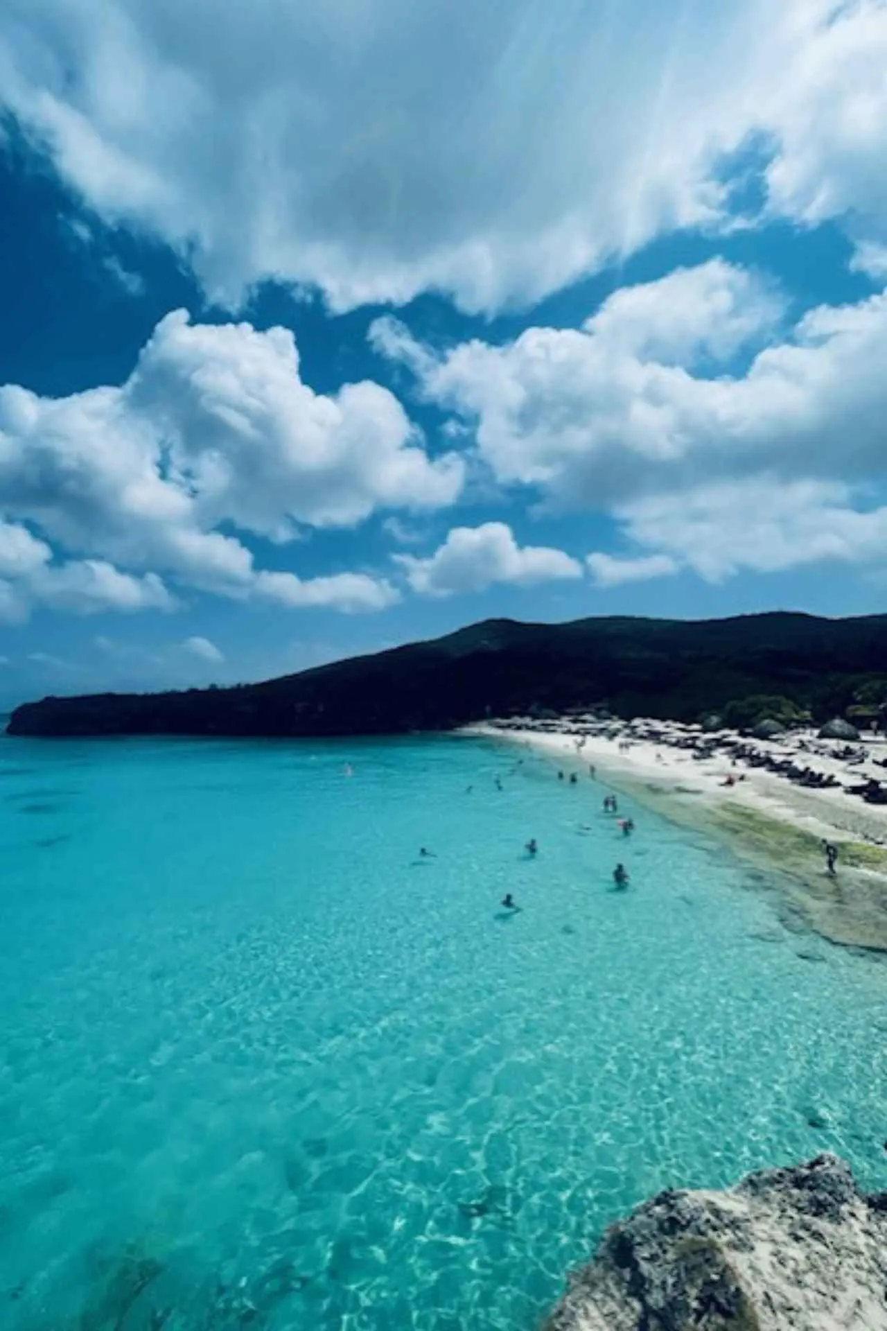 Uitzicht over Grote Knip, een van de mooiste stranden van Curaçao met helderblauw water en een wit zandstrand.