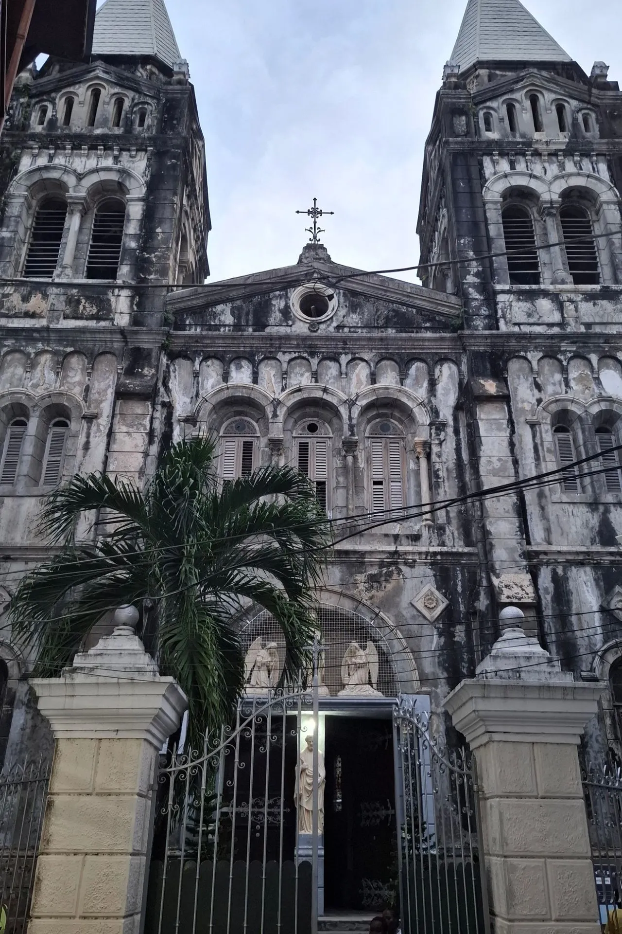 De indrukwekkende Anglicaanse Kathedraal in Stone Town op Zanzibar werd gebouwd op de voormalige slavenmarkt en herinnert aan een belangrijk hoofdstuk uit de geschiedenis van het eiland. Deze historische bezienswaardigheid behoort tot de meest bijzondere plekken om te bezoeken tijdens een vakantie op Zanzibar.