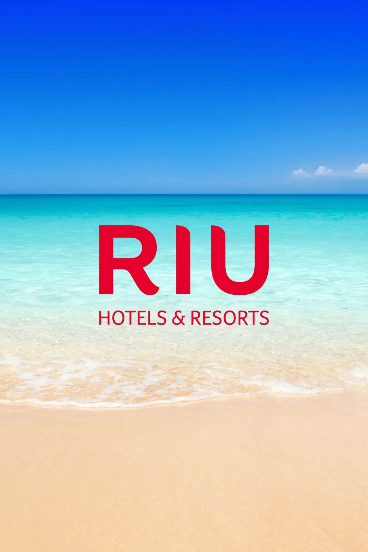 Het logo van RIU Hotels & Resorts, met grote rode letters 'RIU' en de ondertitel 'HOTELS & RESORTS', geplaatst op een tropische strandachtergrond met turquoise water en een blauwe lucht. Boek RIU-hotels bij Travelcenter de Wit.