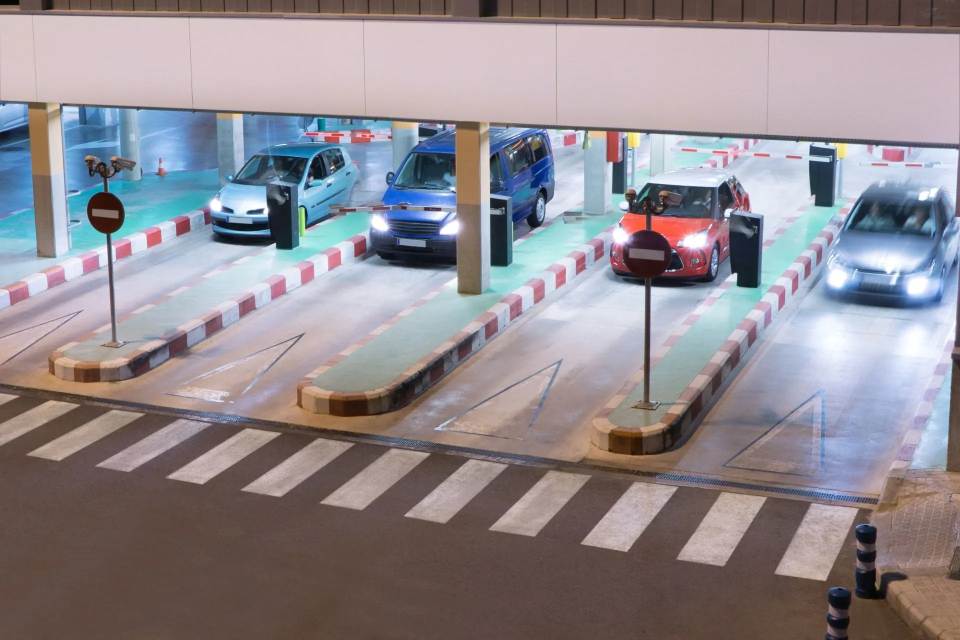  Parkeerterrein bij een luchthaven met auto’s en slagbomen – parkeren bij Keulen Airport voor een vlotte reis.
