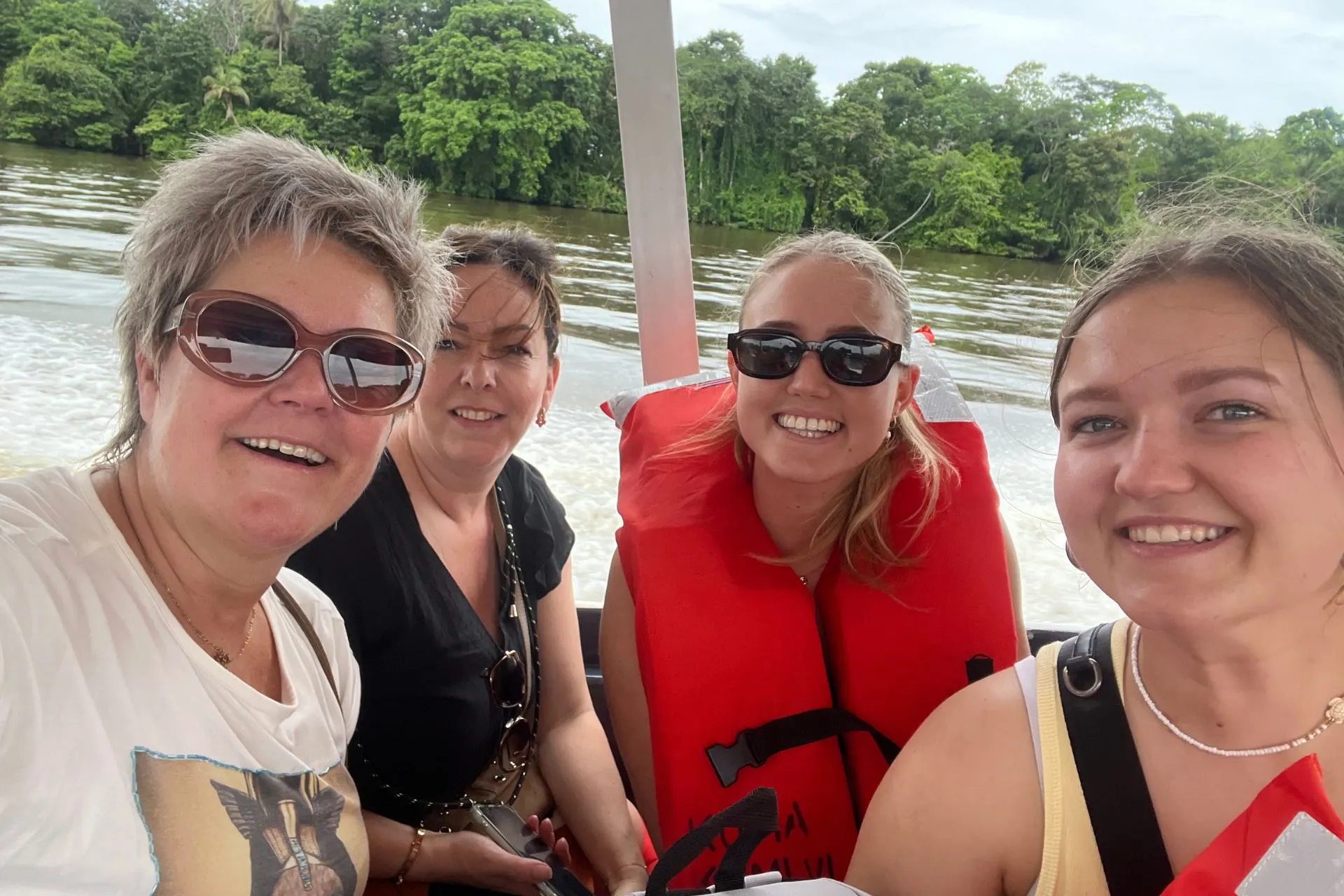 Bootexcursie door de kanalen van Tortuguero National Park in Costa Rica. Tijdens een tocht over het water ontdekken bezoekers het tropische regenwoud, bijzondere wildlife en de ongerepte natuur die dit nationale park zo geliefd maakt. 