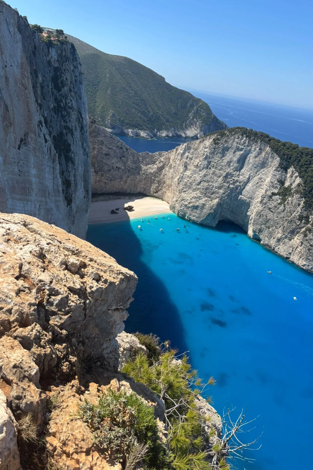 Panoramisch uitzicht op het beroemde Shipwreck Beach met turquoise zee en witte kliffen op Zakynthos.