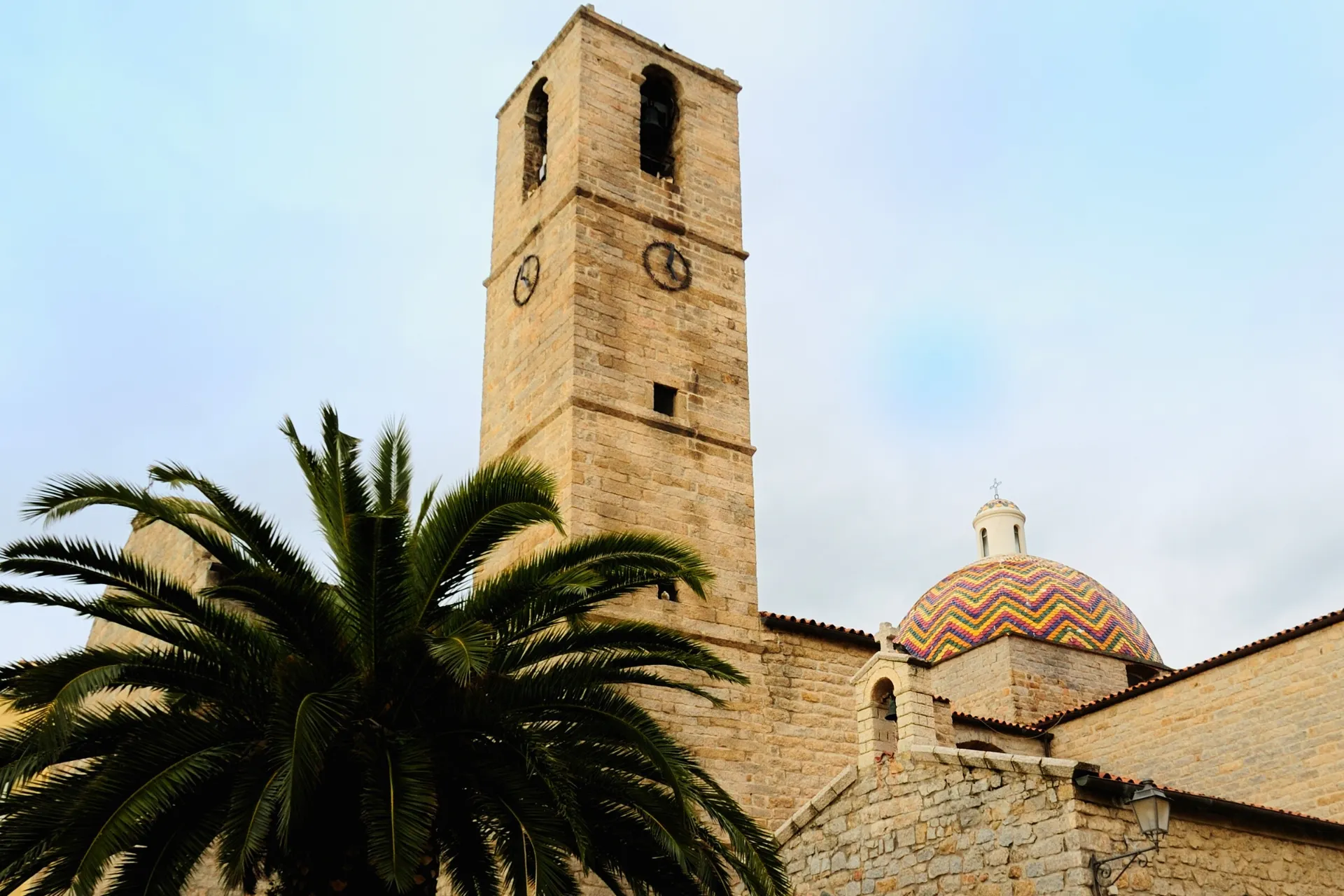 Sardinië Olbia stad met palmboom en twee daken
