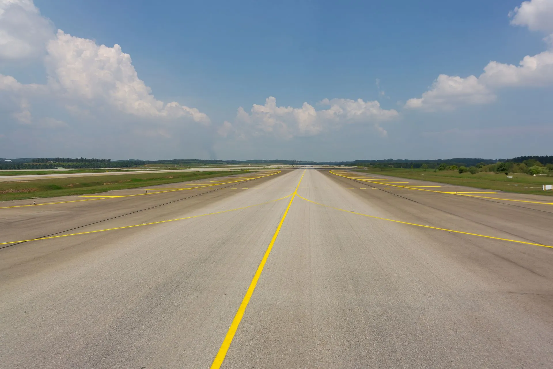 Een landingsbaan op Maastricht Airport, waar dagelijks vluchten vanaf Maastricht Airport vertrekken en aankomen voor een vlotte reiservaring.