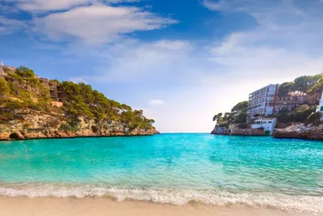 Mallorca, een eiland dat hoort bij de eilandengroep de Balearen in Spanje. Mallorca is uitstekend geschikt voor veel type vakanties. Zo is een gezinsvakantie Mallorca uitermate populair. Ook veel jongeren kiezen voor Mallorca bij het boeken van hun jongerenvakantie. Zij verblijven over het algemeen met name in El Arenal.