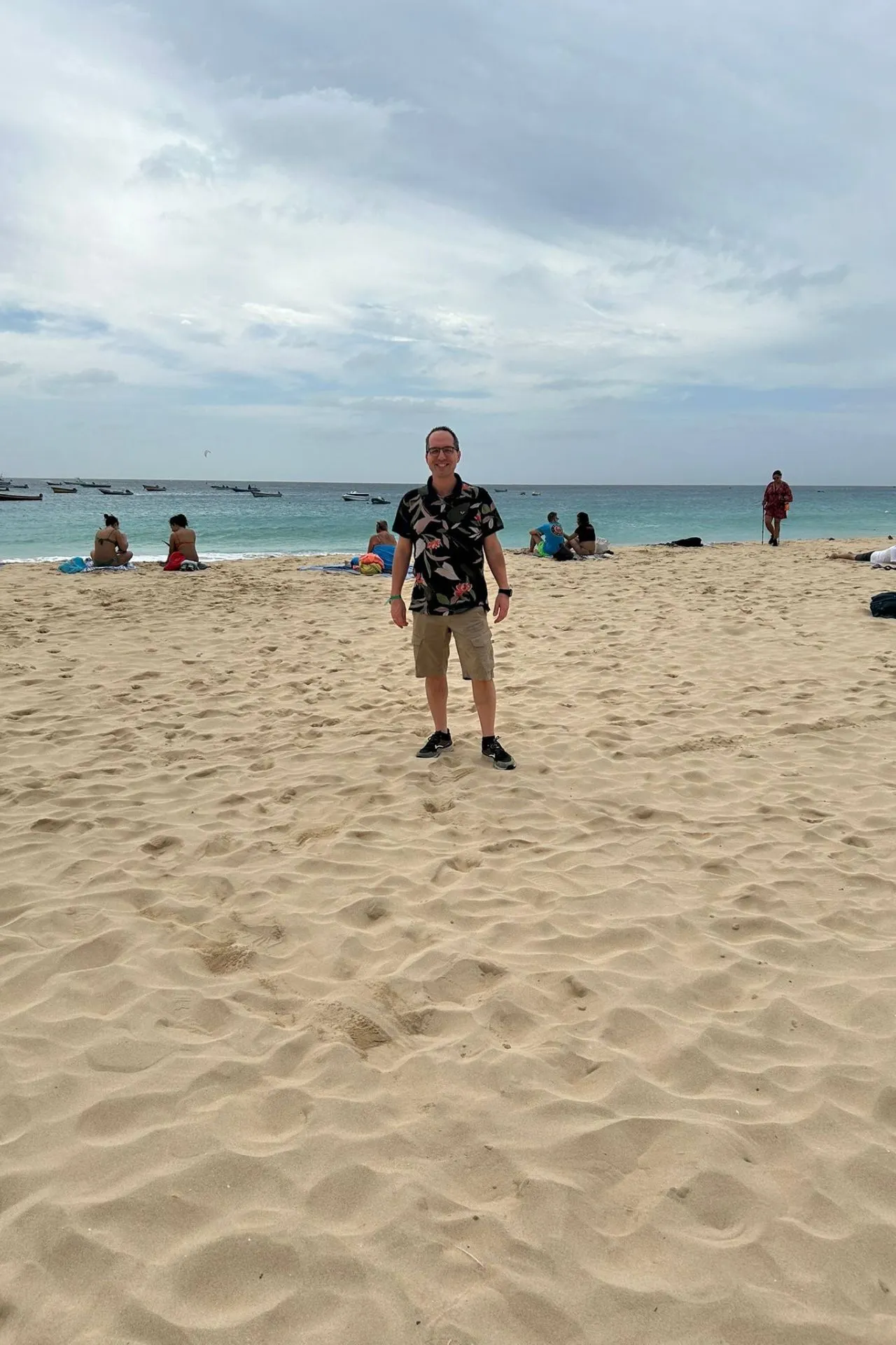 Zonnig strand op Kaapverdië met goudkleurig zand, een rustige zee en meerdere bezoekers verspreid langs de kust. Op de achtergrond liggen boten voor anker in de Atlantische Oceaan, wat een ontspannen eilandgevoel oproept. Dit beeld past perfect bij een strandvakantie Kaapverdië, waar rust en ruimte centraal staan. Voor wie een zonvakantie Kaapverdië zoekt, laat deze omgeving zien waarom eilanden zoals Sal geliefd zijn bij liefhebbers van strand en zee.