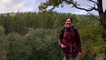 Reisspecialist Susan geniet van het uitzicht in de bosrijke omgeving van Eislek, Luxemburg.