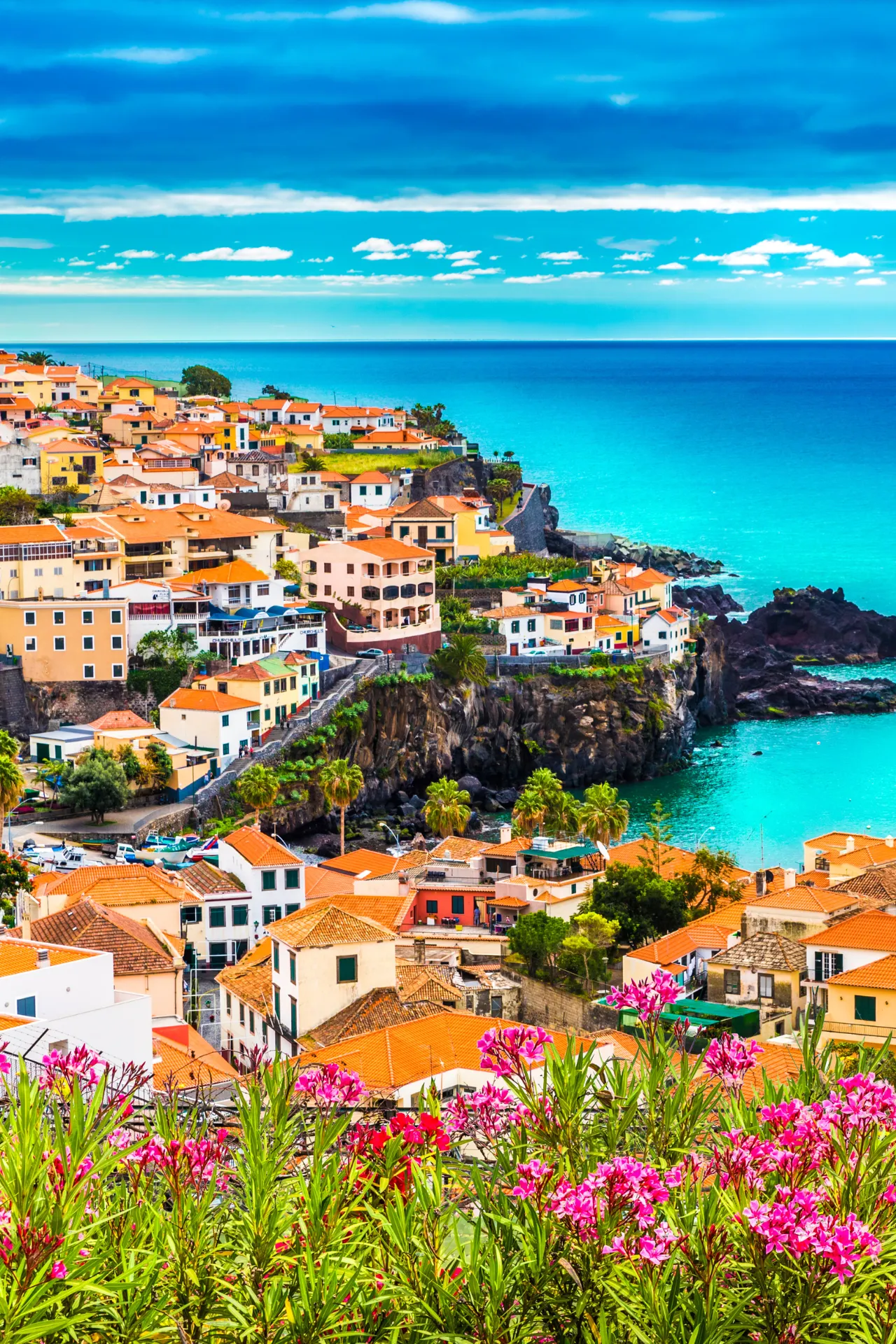 Vakantie Madeira: ook wel bekend als het Bloemeneiland, is een prachtige bestemming vol natuurlijke schoonheid, charmante dorpen en een heerlijk klimaat. Dit Portugese eiland in de Atlantische Oceaan biedt bezoekers een unieke mix van avontuur, ontspanning en cultuur. Of je nu houdt van wandelen, watersporten of genieten van lokale gerechten, Madeira heeft het allemaal.