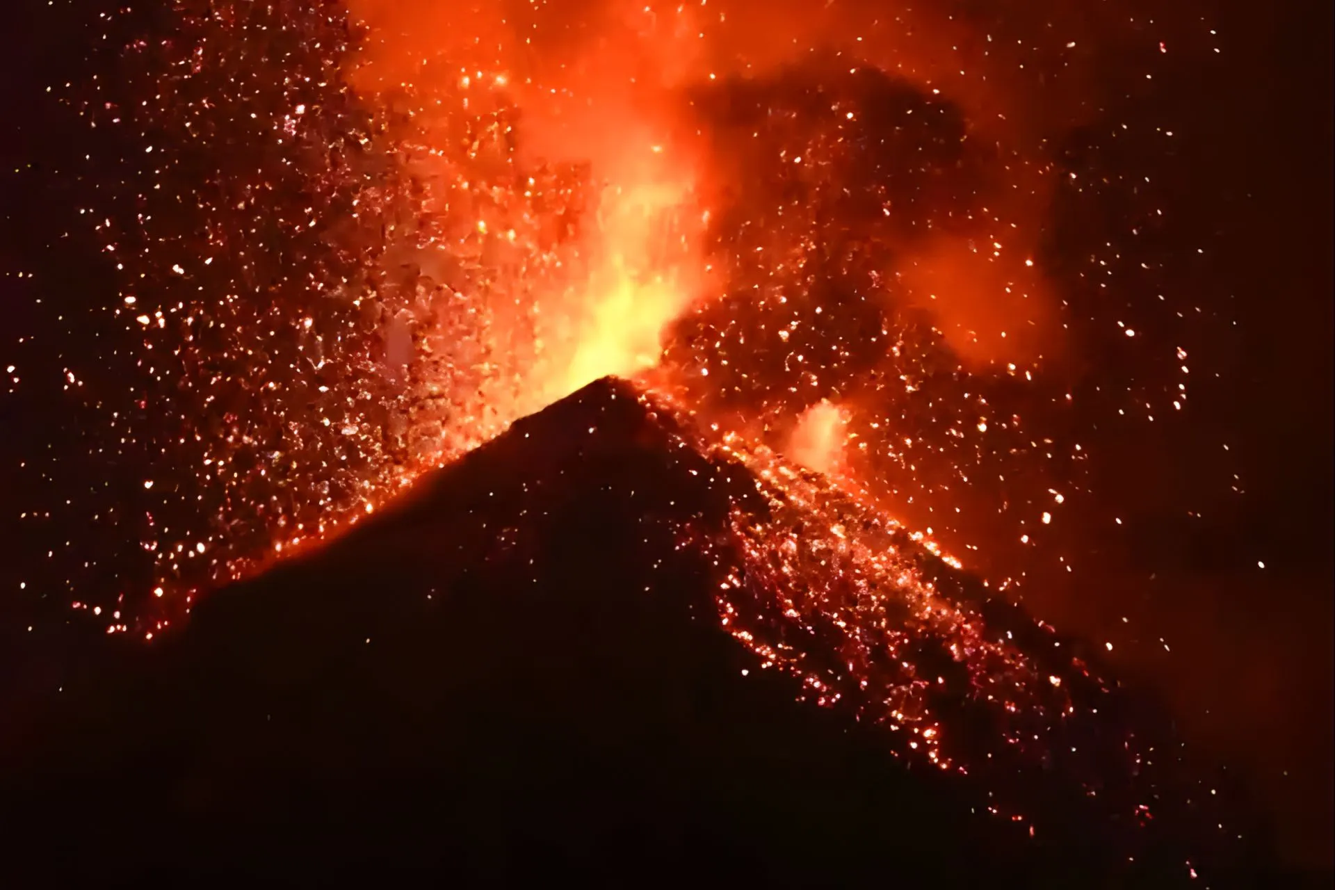 Nachtelijke eruptie van de Volcán de Fuego, gefotografeerd vanaf de Acatenango‑vulkaan.