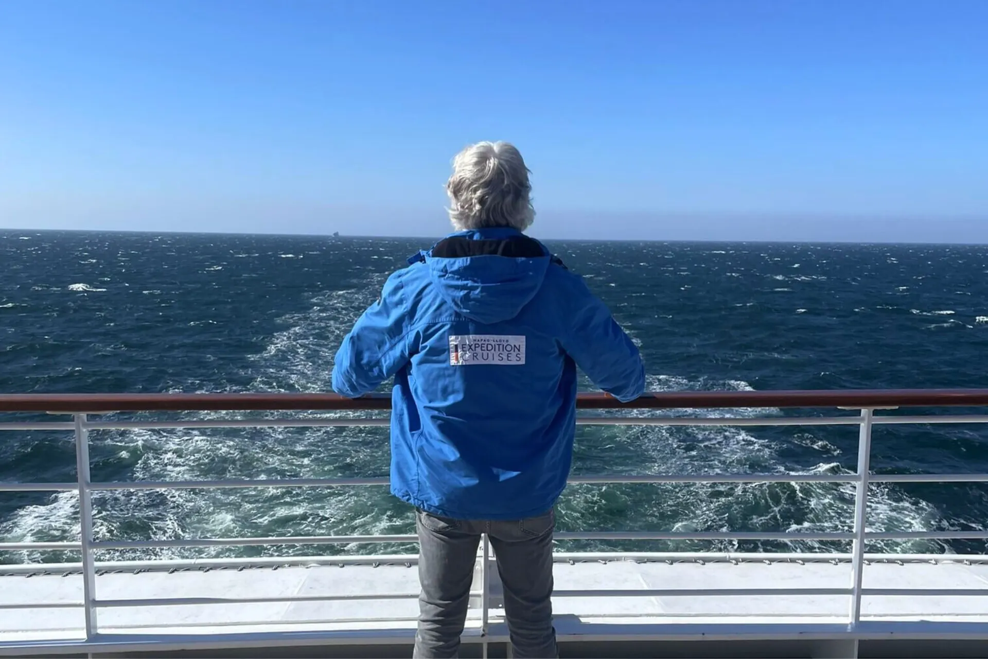 Man kijkt uit over de Zweedse zee vanaf het dek van een expeditiecruise van Hapag-Lloyd.