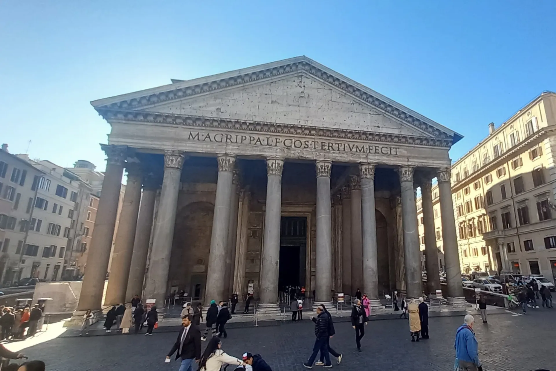Het Pantheon in Rome, een iconisch bouwwerk met een klassieke gevel en zuilen.
