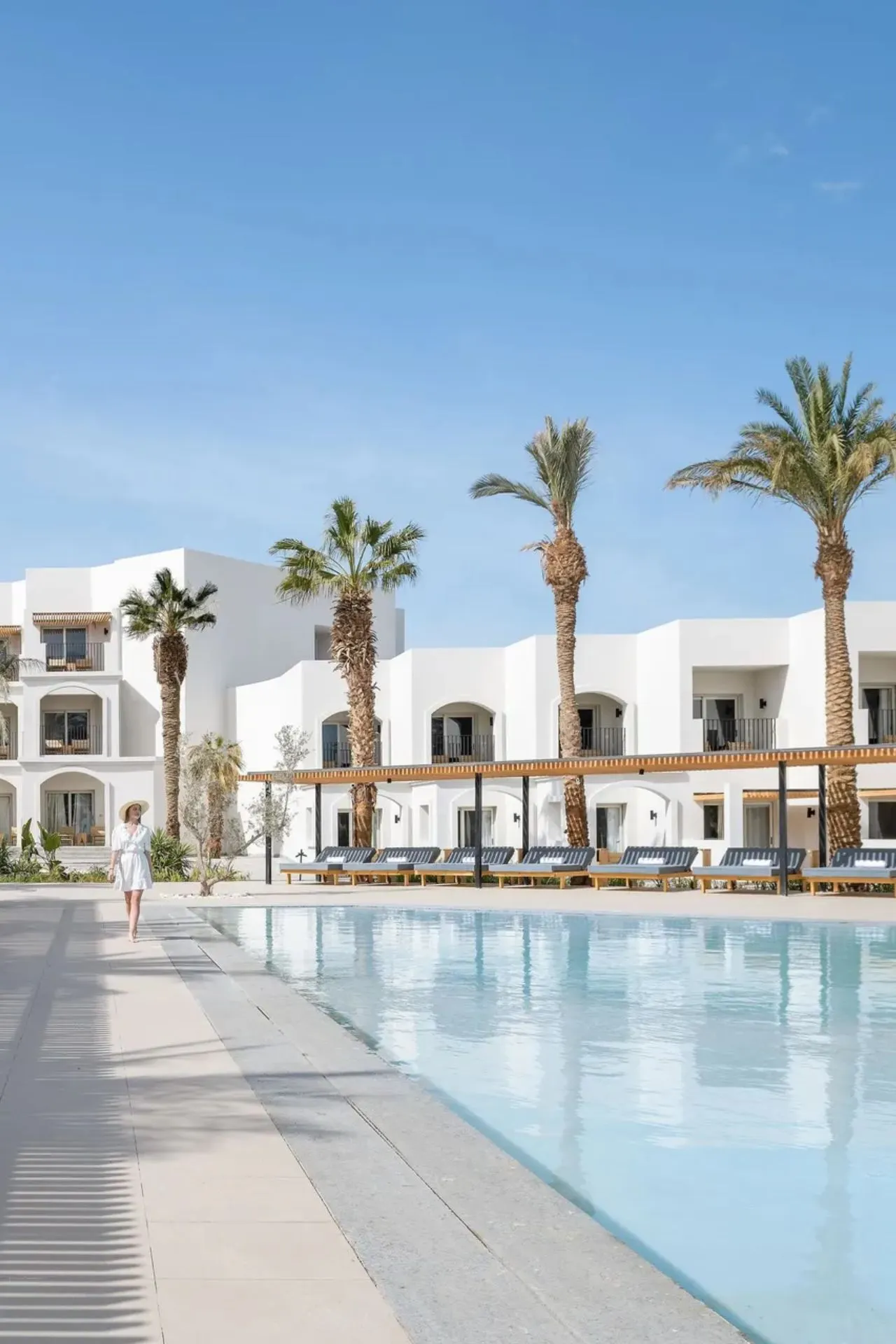 Zwembad bij Serry Beach Resort, een modern en luxe resort aan de Rode Zee in Egypte.

