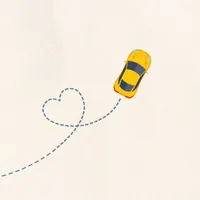 Gele huurauto rijdt op zand met een hartvormige spoorlijn, symbool voor zorgeloos reizen met Sunny Cars.