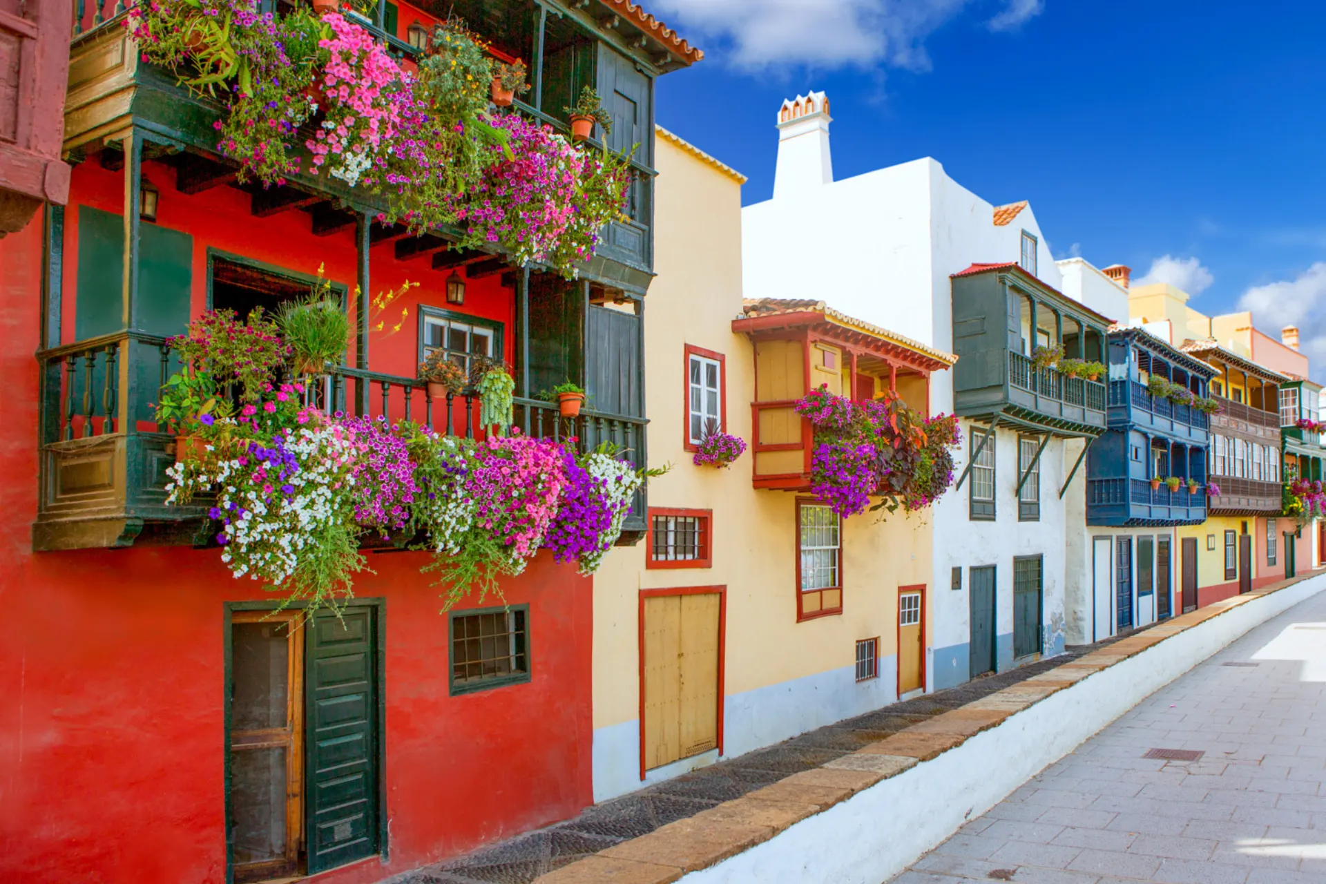 Kleurrijk straatje op La Palma, Canarische Eilanden, met traditionele huizen versierd met bloemen.
