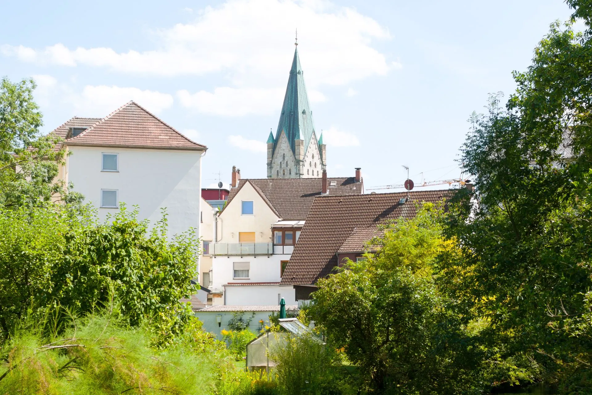 Historische gebouwen en een kerk in Paderborn, een populaire vertrekplaats voor vluchten.