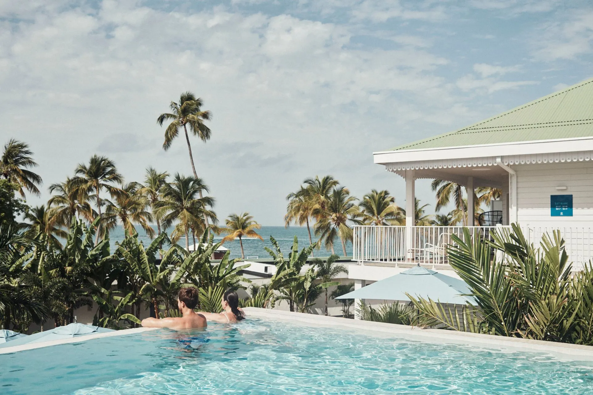Infinity pool bij Club Med Caravelle met uitzicht op turquoise zee en palmbomen. Beleef een luxe all-inclusive vakantie in de Caraïben met wellness, ontspanning en culinaire hoogstandjes.