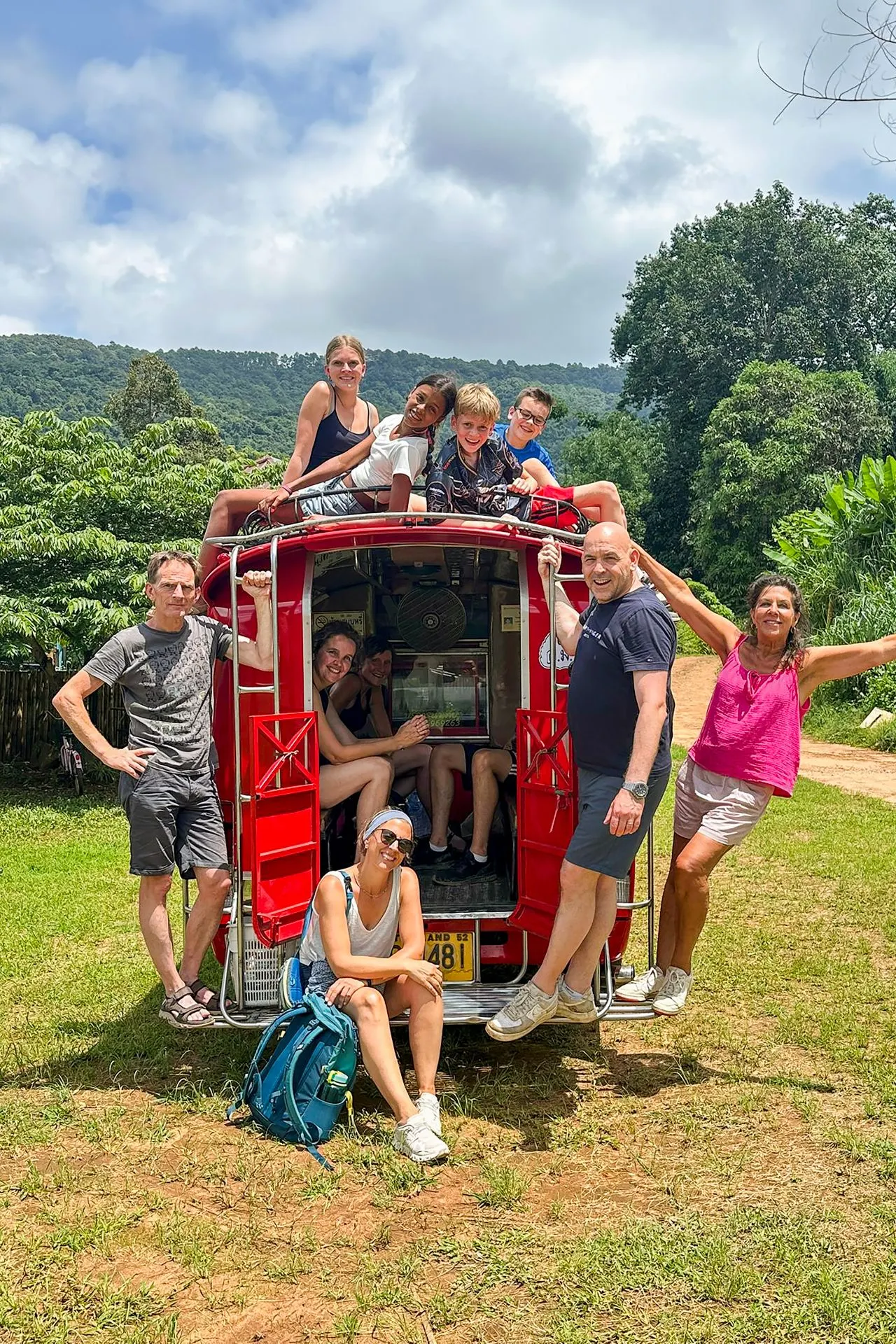 Sawadee groepsreis in Thailand met reizigers samen onderweg in lokale omgeving. Tijdens een Sawadee groepsreis door Thailand ontdek je het land samen met een kleine groep enthousiaste reizigers. Je reist door groene landschappen, lokale dorpen en natuurgebieden, met volop ruimte voor gezamenlijke ervaringen én vrije momenten. Deze avontuurlijke rondreizen zijn perfect voor wie Thailand niet alleen wil zien, maar echt wil beleven.