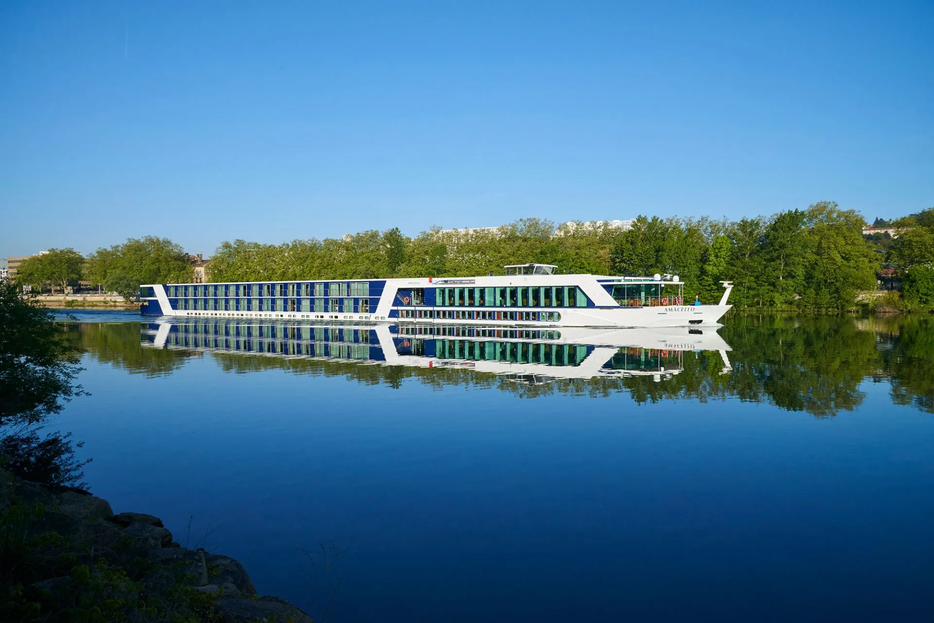 Modern AmaWaterways rivierschip varend door Europa, een comfortabele AmaWaterways riviercruise met focus op luxe en ontspannen reizen over de Rijn.
