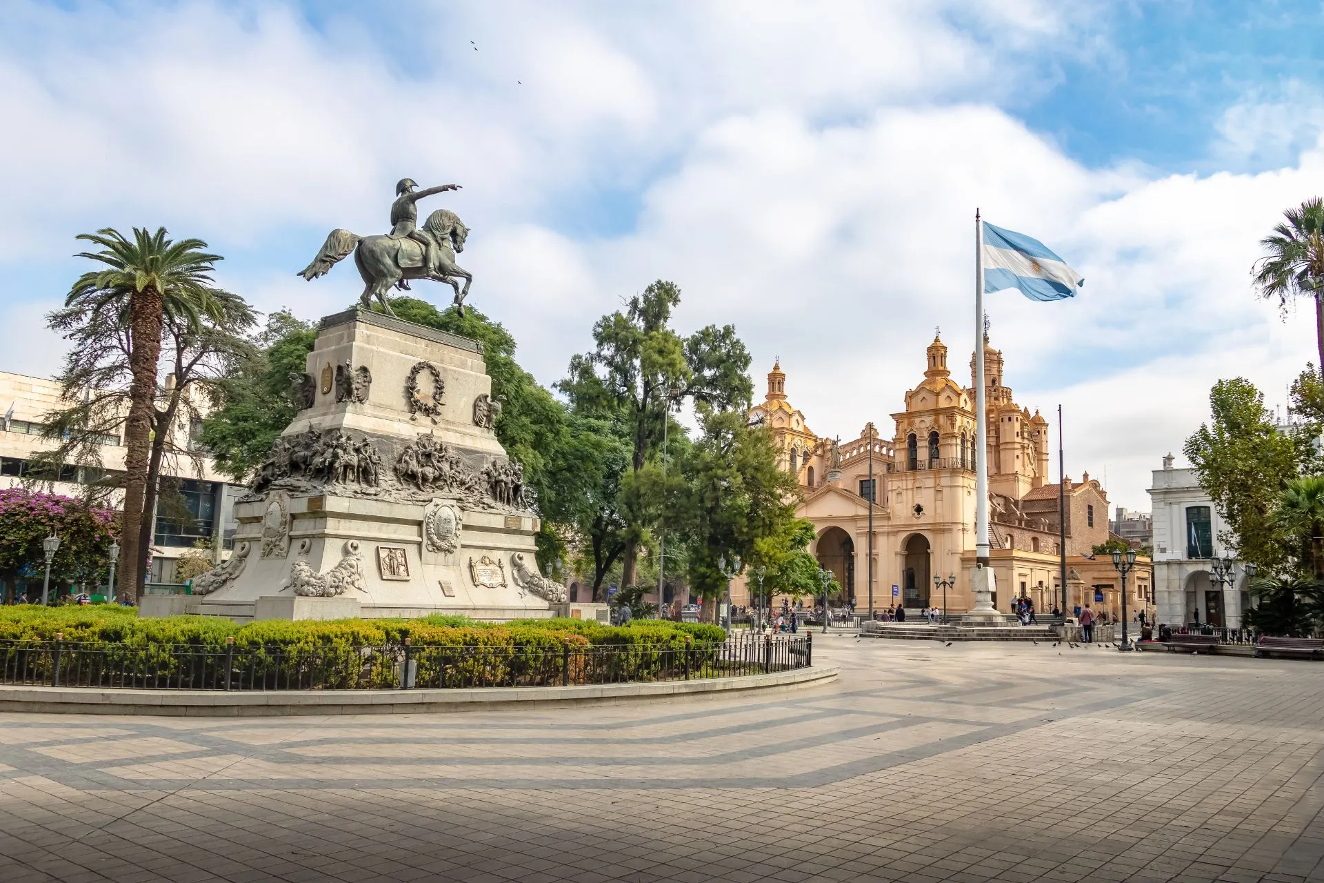 Plaza San Martín in Córdoba, Argentinië, met historisch monument, Argentijnse vlag en koloniale architectuur tijdens een rondreis door Argentinië.