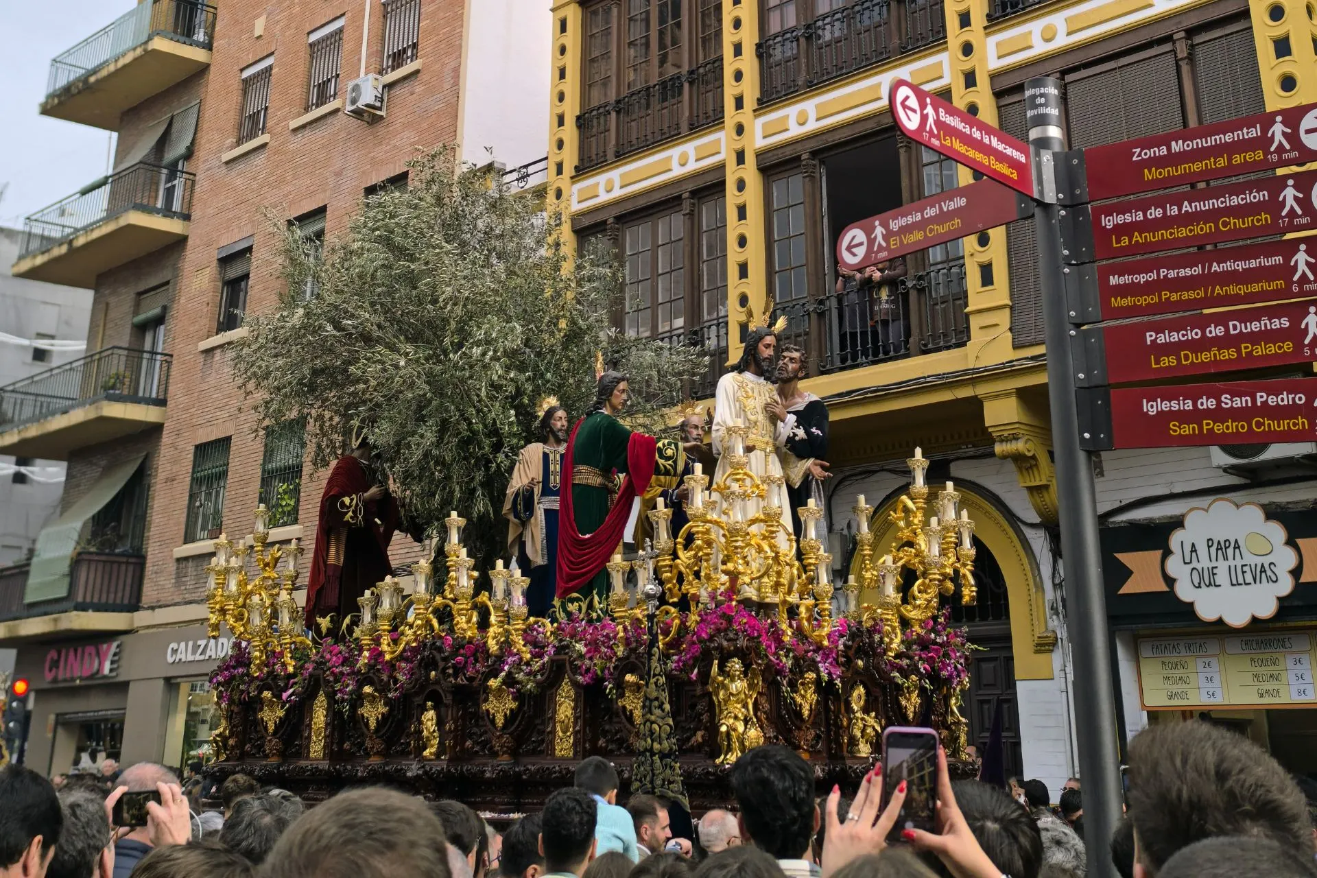 Semana Santa processie in Sevilla met religieuze beelden en drukte in de stad
