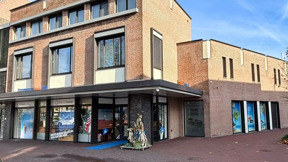 Hoofdvestiging Travelcenter de Wit Veghel geometrisch gebouw met mooie blauwe lucht.
