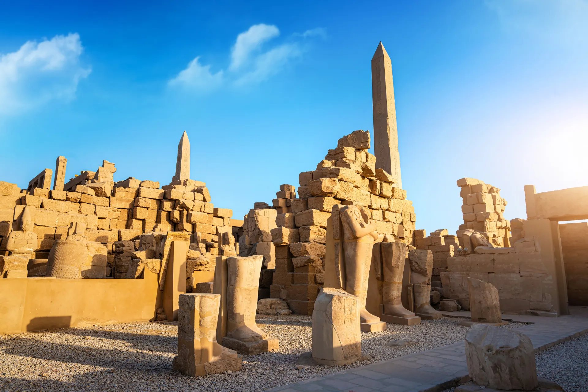  Luxor met een helderblauwe lucht en oude, bruine stenen tempels en ruïnes die het historische karakter van de stad weerspiegelen.