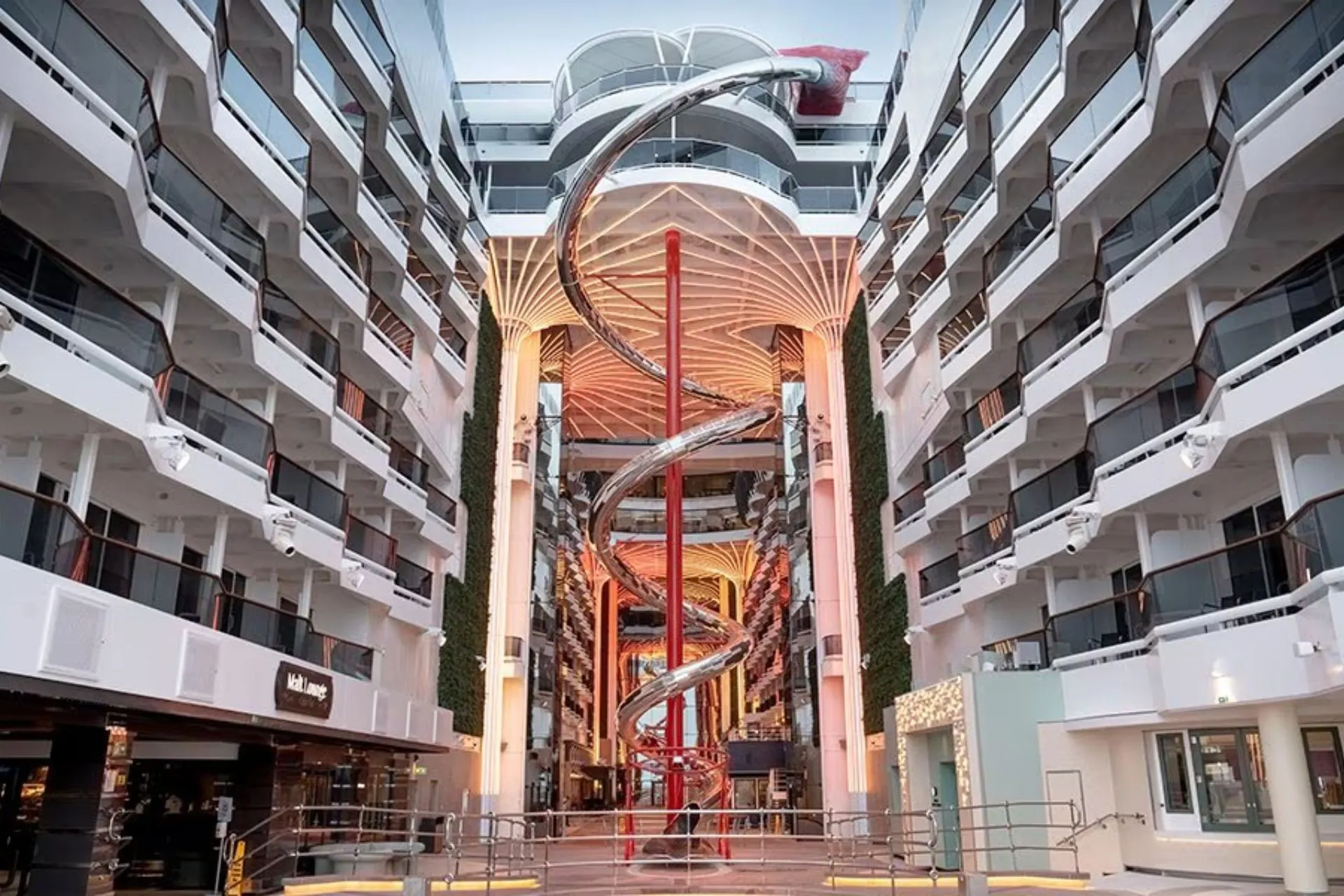 Uitzicht op een grote glijbaan aan boord van een MSC Cruise, die van boven naar beneden slingert.