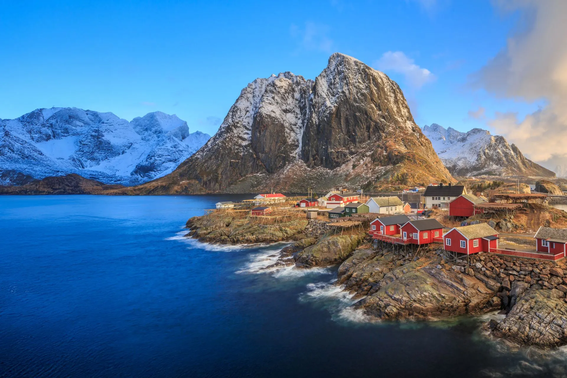 Pittoresk vissersdorp Reine op de Lofoten-eilanden in Noorwegen, omringd door ruige bergen en fjorden – een hoogtepuntenroute van Noord-Europa cruises.