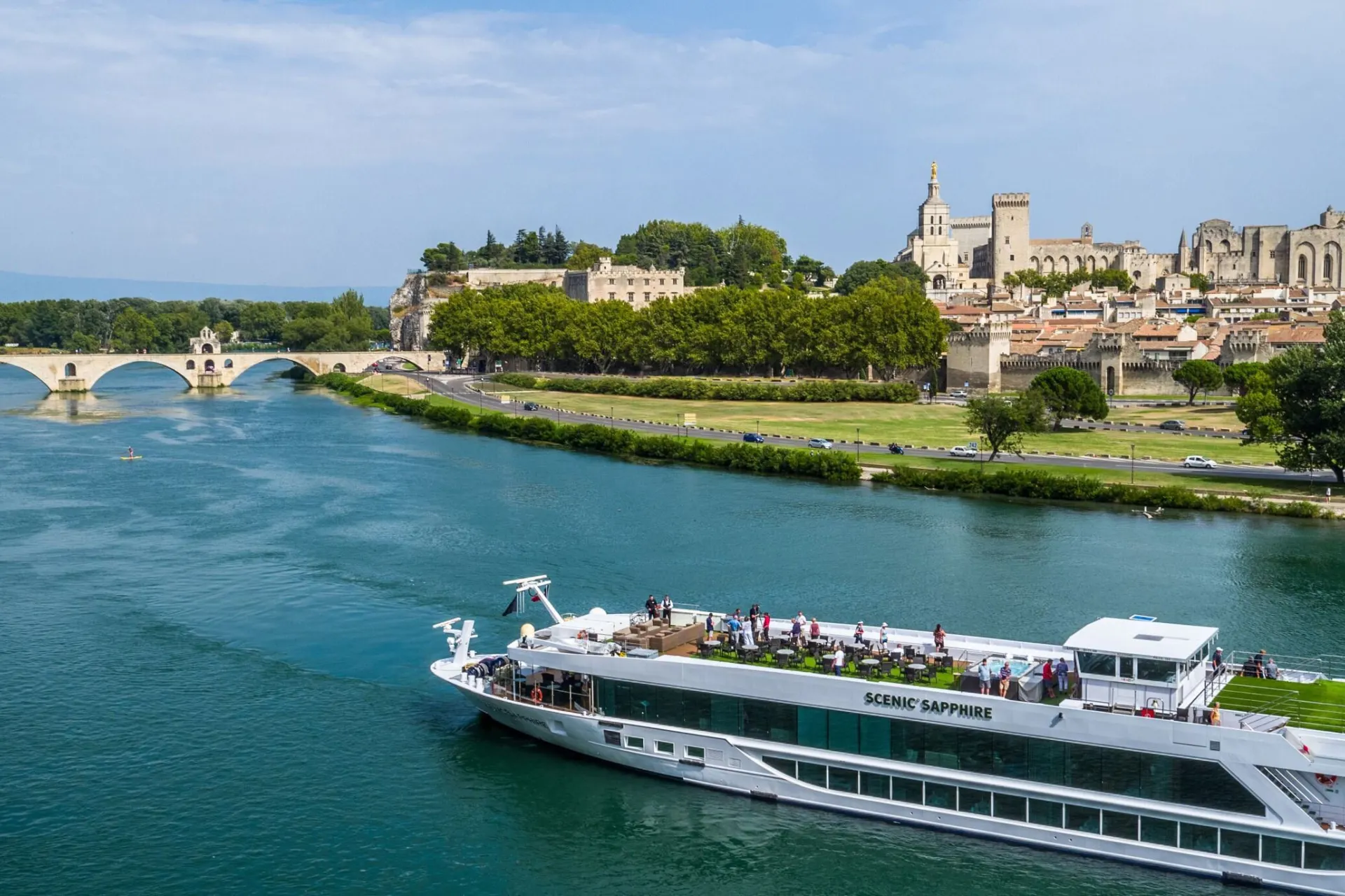 Luxe riviercruiseschip Scenic Sapphire verlaat de stad via de rivier