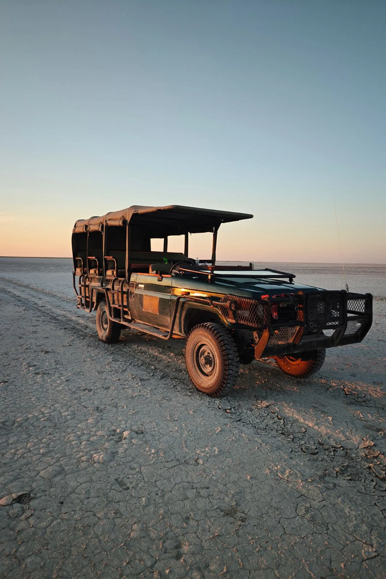 Jeep op safari bij de zonsondergang in de Makgadikgadi Pans